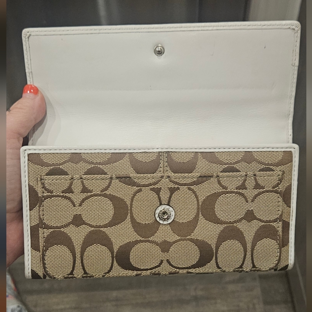 Coach White and Tan Signature Wallet - Picture 4 of 4